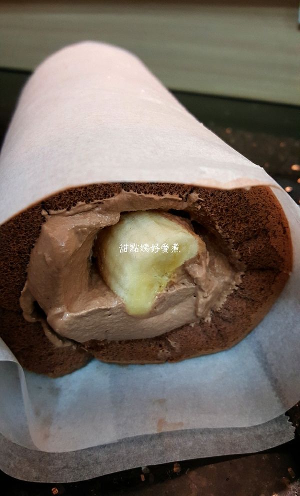 待蛋糕體放涼後將內餡抹在蛋糕體上、放上香蕉後並卷起，再冰2小時即可，再隨個人喜好淋上焦糖醬