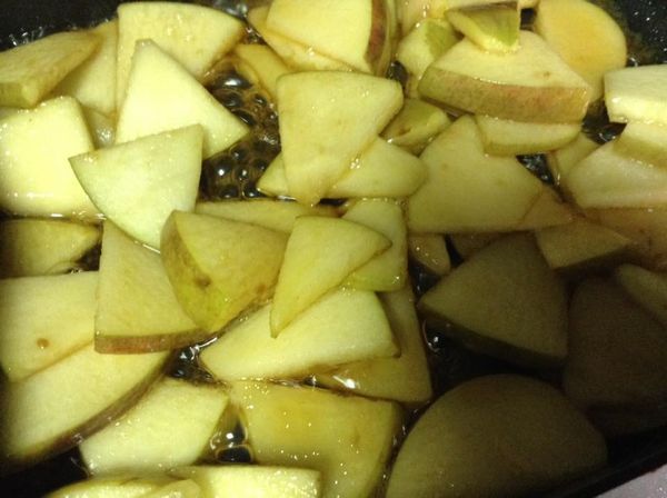 烤箱預燅220度。
準備蘋內餡：
將蘋果切成小片。平底鍋放入奶油熱鍋後，倒入黑糖炒至融化，放入蘋果丁和肉桂粉，拌炒至熟軟後取出備用。