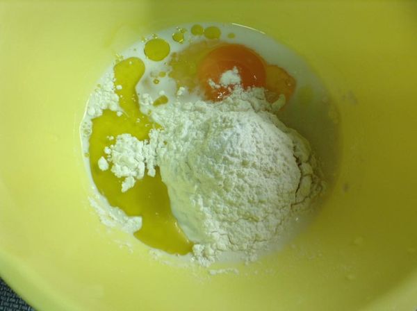 容器中放入麵糊的全部材料混合攪拌至均勻。
將鐵鍋（或可以放入烤箱的平底鍋），放在爐上加熱10秒鐘後關火，馬上倒入麵糊，然後連鍋一起放入烤箱。
ps: 我使用的是直徑18公分的鐵板平底鍋。