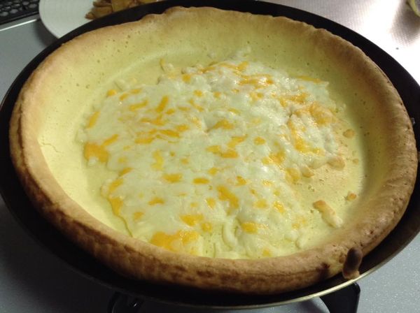 220度5分鐘，200度10分鐘之後取出，中間撒入起司絲（半杯），再放入烤箱烤3分鐘。
烤完了，放入蘋果內餡，撒上起司粉和荷蘭芹即可享用。