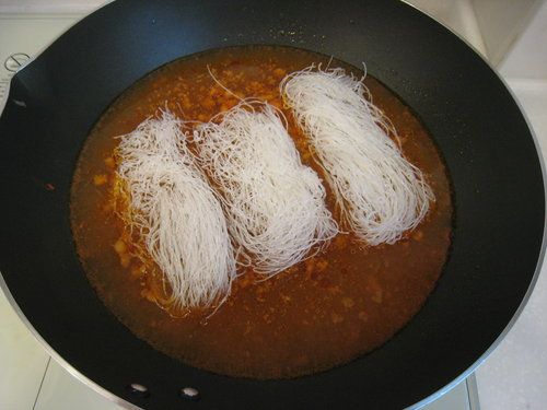 不必等煮滾，直接放入100克的粉絲(完全不需先浸泡粉絲或另外燙軟)