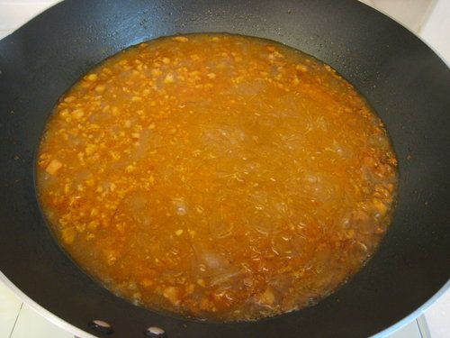 繼續以中小火加熱(可加鍋蓋繼續悶煮)