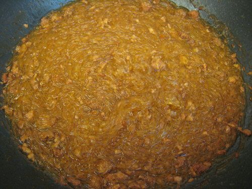 等湯汁收乾成約下圖模樣時，加入蔥花