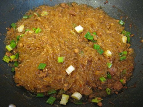 將蔥花跟冬粉稍微拌炒勻後加上鍋蓋，開中大火約10~15秒