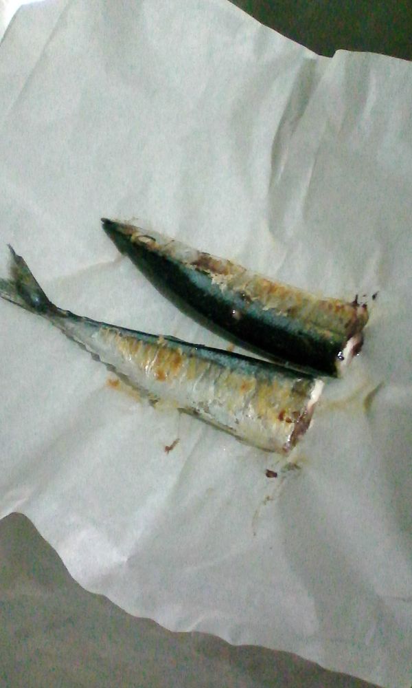 把用鹽抹過的魚身，放到舖了烘焙紙的炒鍋上，用小火煎，5分鐘後翻面，蓋鍋蓋再煎5分鐘即可。