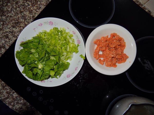 在把青江菜切小塊跟還有雞肉塊
因為沒有培根或是香腸就用雞肉代替，所以味道會偏但是不會跑太多