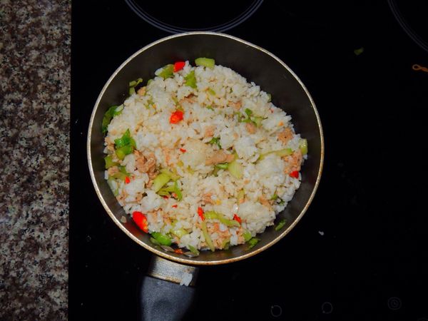 雞肉塊跟青江菜炒一炒之後加入米飯一起炒，如果喜歡吃辣的朋友可以加點少許的生辣椒