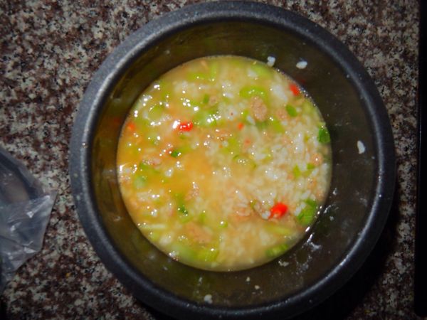 再把湯頭倒在炒好的飯菜裡
湯頭要拿捏好不要太多不然會變成粥