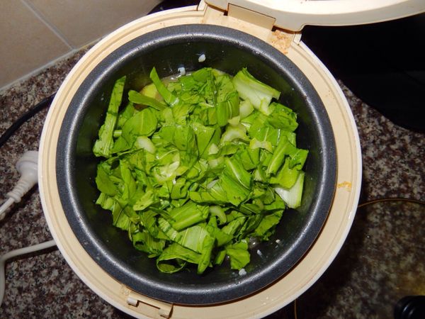 放在電鍋或是炒菜鍋內加點鹽再把青江菜的末端葉子擺在上面一起烹飪10～15分鐘即可