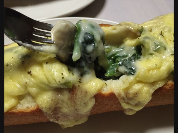 裝入挖空的法國麵包內灑上起士絲放進預熱170度大烤箱內烤20分鐘即可