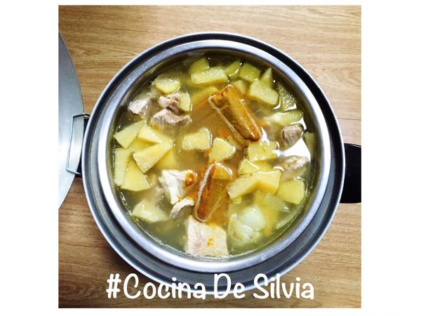 第一階段烹煮開關跳起後，加入咖哩塊，外鍋再放一米杯水，按下開關