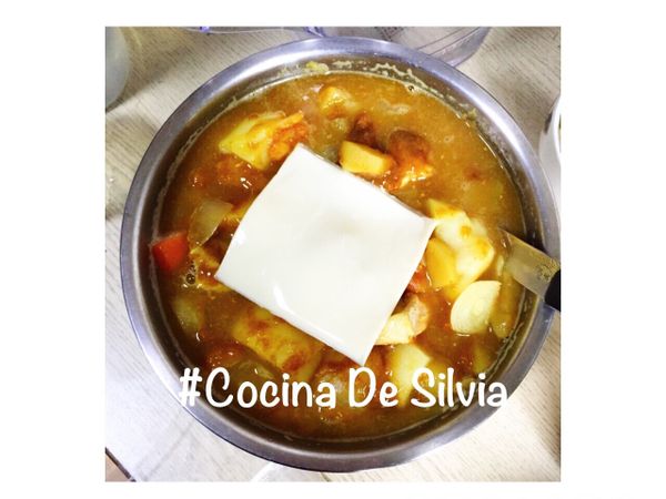 再加入起司片和些許鮮奶一起攪拌增加香氣與濃郁口感