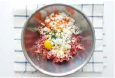 將韭菜、洋蔥、紅蘿蔔洗淨後，全部切碎。雞蛋打入容器中，攪拌成蛋液。在容器中，加入牛絞肉、豬絞肉、韭菜碎、洋蔥丁、紅蘿蔔碎、醬料攪拌均勻，用手搓揉成泥狀。