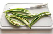 糯米椒以縱切法切半，去籽。