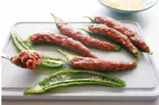 在糯米椒內側塗抹上麵粉，塞入肉泥。在糯米椒上方，再多塗抹上一層麵粉，最後
塗抹上蛋液。