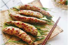 在預熱好的平底鍋中，放上糯米椒煎至外表呈金黃色即可。起鍋後擺在廚房紙巾上，去除油脂。