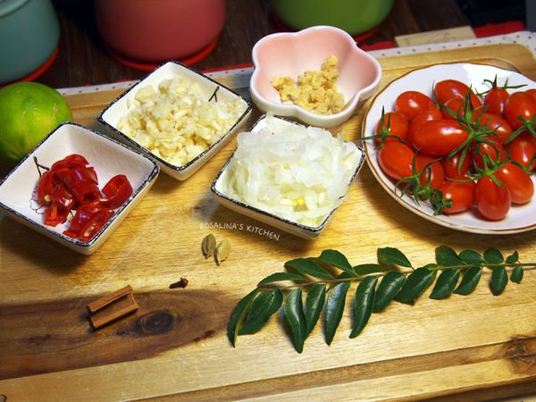 1.準備材料。
將洋蔥切絲後，撒上鹽巴靜置讓他出水，接著沖洗掉鹽分，擠乾水分，備用。(可省略)