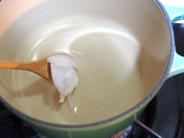 2.起鍋，加入一匙的椰子油，開小火。