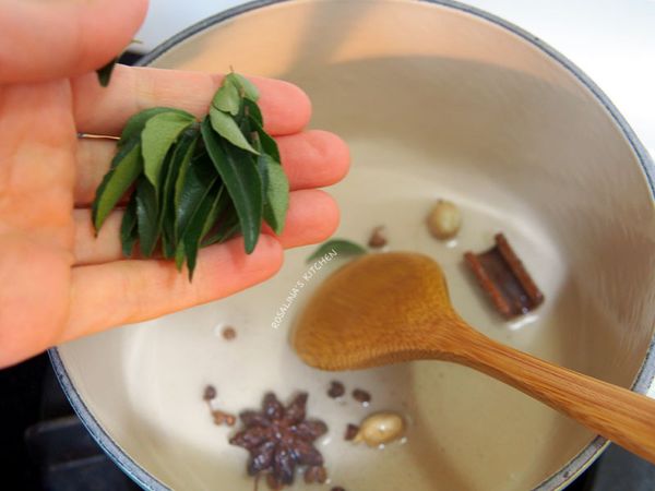 3.加入丁香，肉桂，小荳蔻，等香料差不多開始膨脹，依序加入八角，跟花椒，咖哩葉。