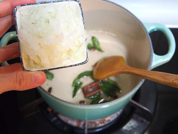 4.加入洋蔥末，炒至焦黃色。(我這次使用的是白洋蔥，因此比較不會焦黃)