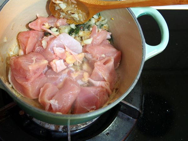 7.將帶皮雞胸肉放入鍋中煎出焦香。