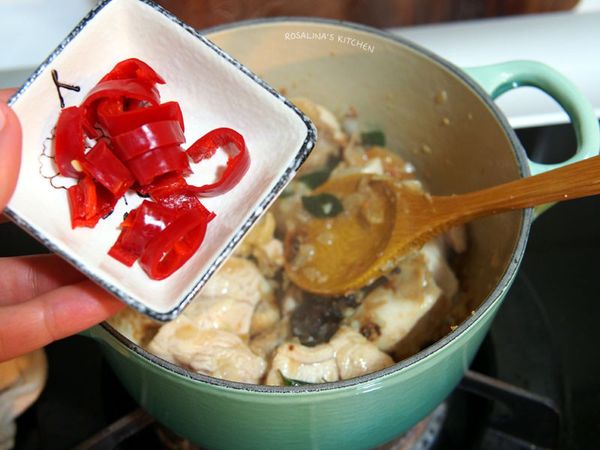 8.將辣椒皮放入一起拌炒。