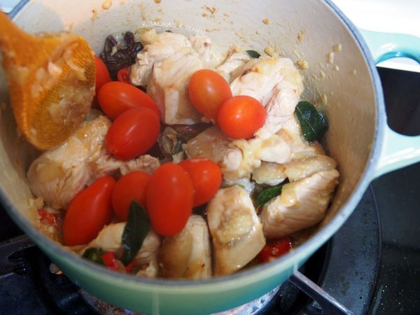 10.加入小番茄進去燉煮一下。