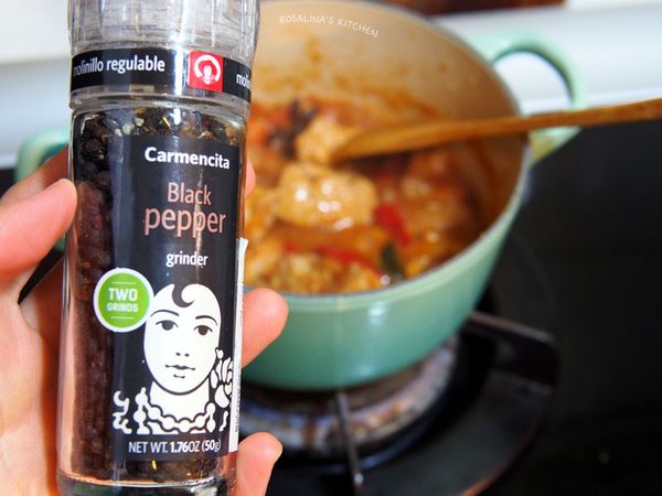 11.番茄會漸漸軟化，繼續煮至湯汁收一半為止。
如果之前有一點焦鍋，可以順用鏟子便刮除一下，就會非常乾淨。
加入鹽巴跟 黑胡椒調味。