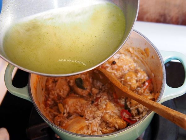 13.加入等量的蔬菜高湯或者是水。