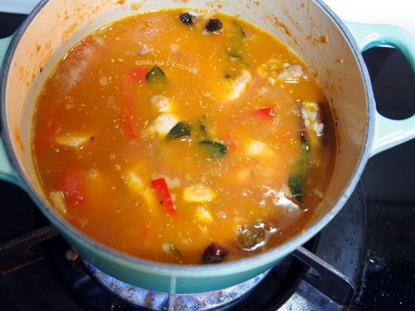 14.將米與液體鋪平整，蓋上鍋蓋，煮約5分鐘，冒出蒸氣為止，轉小火。