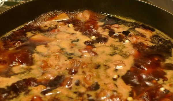 鍋內加水煮沸 放入煮物至剛好蓋過煮物. 然後 倒入醬料(這時要轉小火)略煮3-5分鐘 熄火 擱置2小時 . 再加熱 . 待滾熄火裝盤即可 .