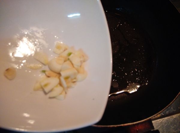 熱鍋，加入橄欖油，蒜頭去膜切成蒜末，放入鍋子裡爆香。