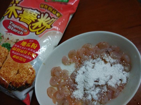 稍為醃一下，加入少許的木薯粉抓拌一下。