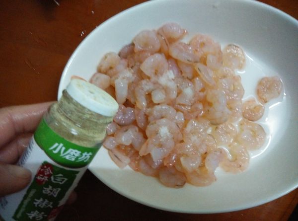 加入白胡椒粉調味。