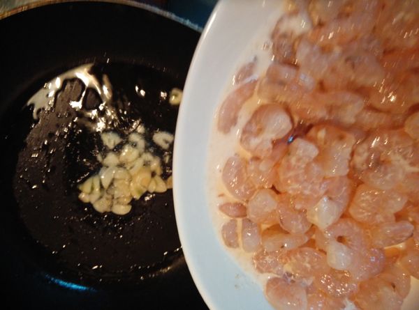 加入處理好的蝦仁拌炒。