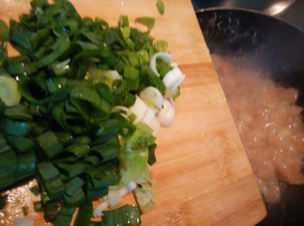 再加入洗淨切好的葱花拌炒，如果鍋內食材太乾，建議淋少許的米酒或水份增加濕潤度，炒起來的口感更棒。