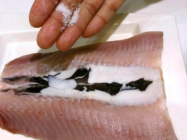 虱目魚退冰後擦乾，抺鹽靜置15~20分鐘，下鍋煎時比較不會爆油。