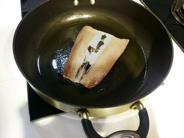 熱一油鍋，有皮的那面先煎，因為魚肚油質多易油爆。