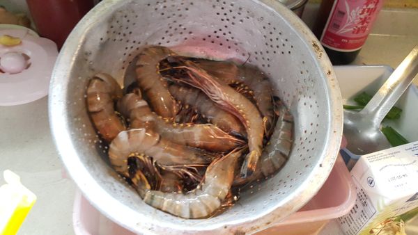 先將蝦子洗淨，剪鬚，剖背去泥腸備用
