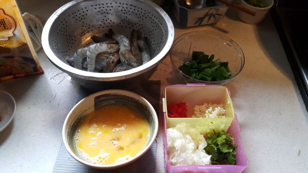 將辛香料切末備用(蒜，辣椒，洋蔥，蔥)

雞蛋打蛋汁備用