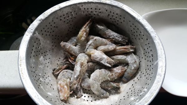 蝦子裹上少許太白粉