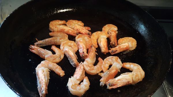 取一油鍋，下鍋微煎。盛盤備用