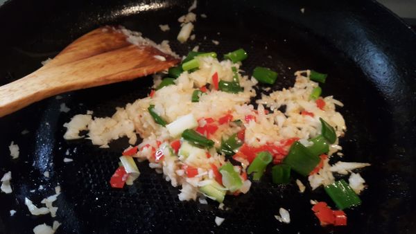 另取一鍋加入奶油將辛香料炒香