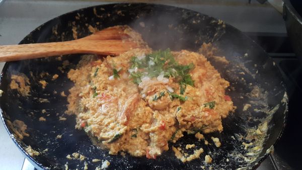 最後在淋上米酒嗆鍋邊及拌入九層塔或香菜。