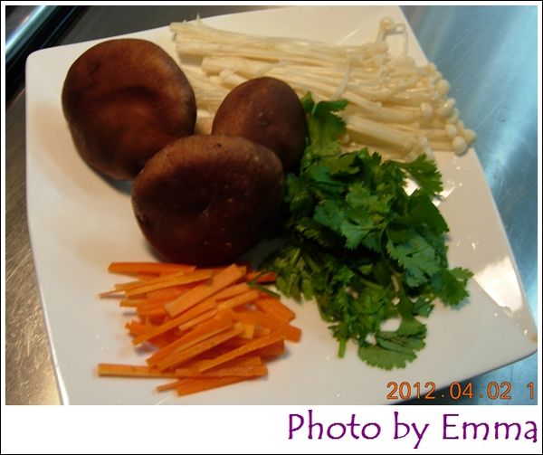 將大香菇等材料洗淨後，香菇切片，金針菇切段、紅蘿蔔切絲、香菜大致切碎。