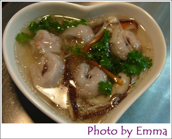 最後，加入香菜，就完成這道簡單、省時又營養的雙菇養生魚餃鍋囉！