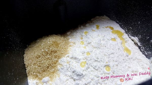 將上述食材秤量好後

放置麵包機中

水的部份，沿著內鍋邊緣緩緩倒入