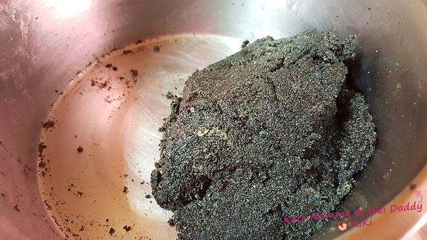 手洗乾淨!!!!!(((或者戴手套

將芝麻粉、奶油、糖粉...等等均勻攪拌

也可使用湯匙...等工具輔助

我個人是用手比較好操作