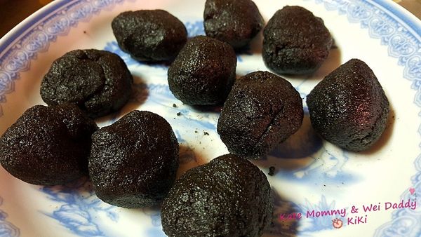 攪拌均勻後

秤量總重量

平均分成10等份，搓揉成小圓球

將整盤芝麻餡，放置冰箱中冷藏備用