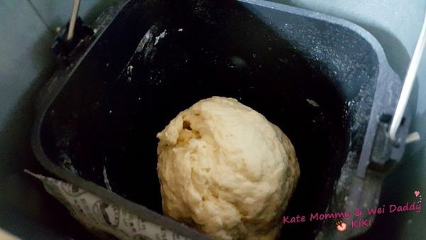 約15分鐘後

麵包機 逼逼逼通知你麵團好囉

(((手揉的朋友，揉到麵團不黏手即可)))